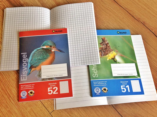 Einfaches kleines Oktavheft (DIN A6), Lineatur 51 und 52 (kariert oder liniert) mit Motiv Eisvogel bzw. Schmetterling. Recyclingpapier. 
Umweltfreundlicher Schulbedarf bei Polly Paper in Berlin-Mitte