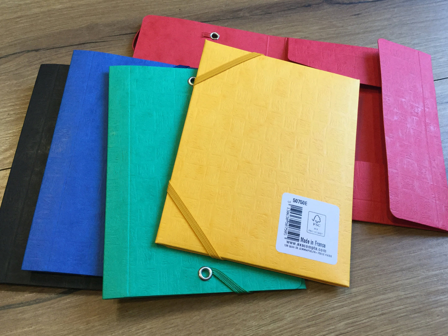 Mini-Sammelmappe aus festem Karton mit Eckspann-Gummizug. 5 Farben: gelb, grün, blau, rot und schwarz.  Bürobedarf bei Polly Paper in Berlin-Mitte