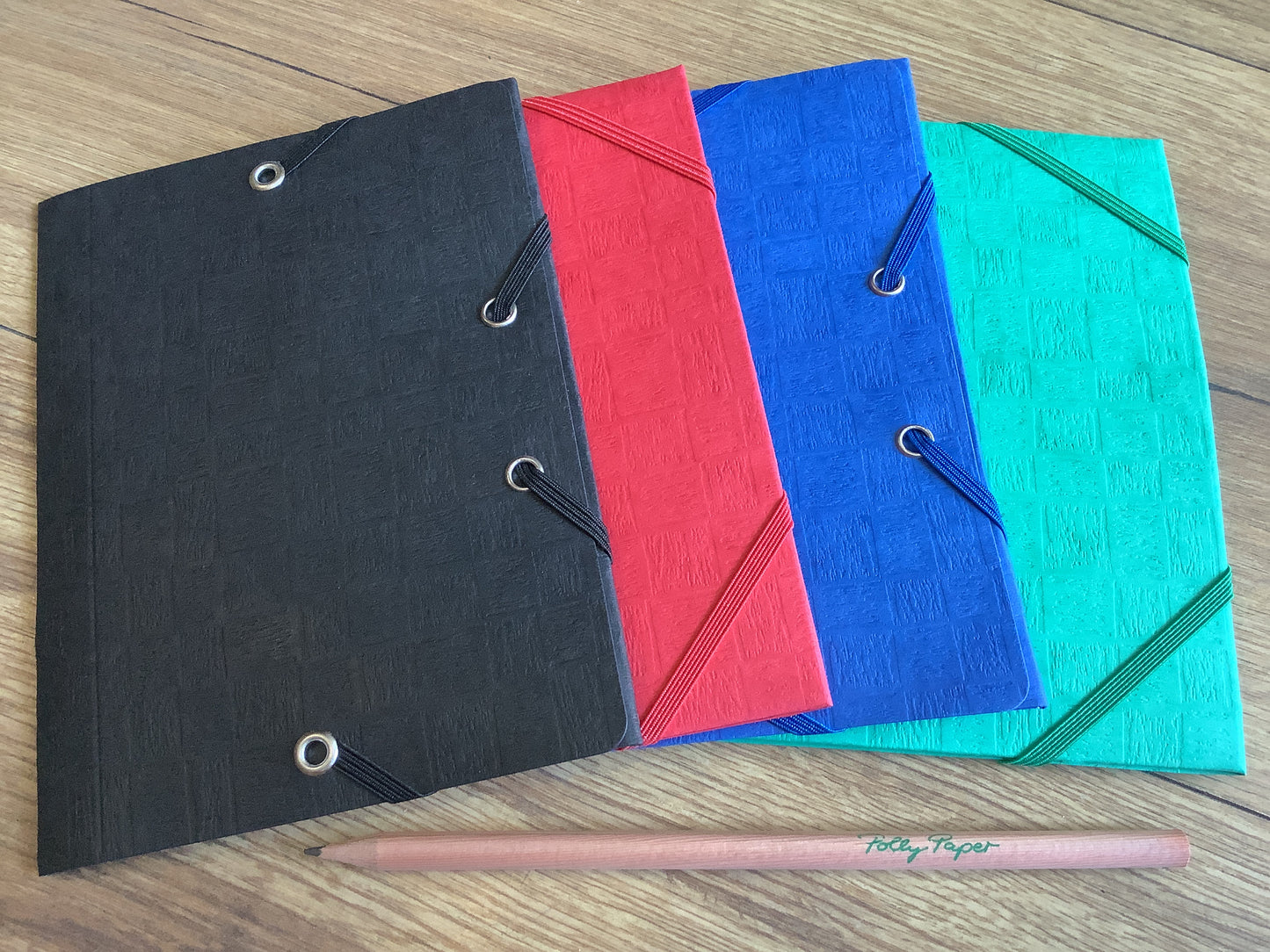Mini-Sammelmappe aus festem Karton mit Eckspann-Gummizug. 5 Farben:  grün, blau, rot und schwarz.  Bürobedarf bei Polly Paper in Berlin-Mitte
