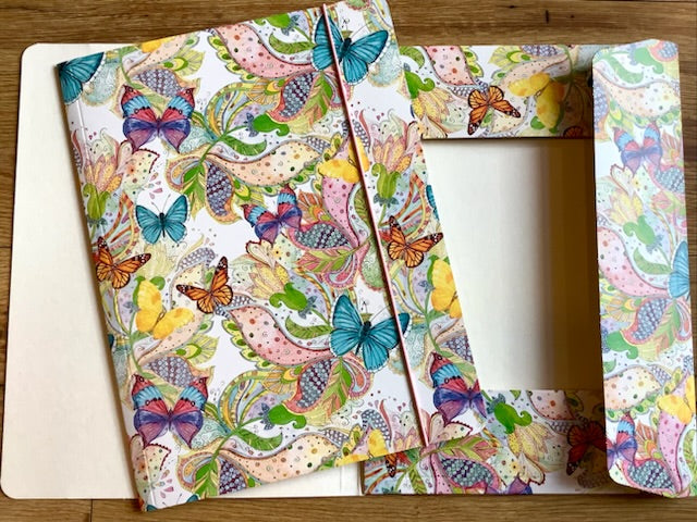 Gummizugmappe mit bunten Schmetterlingen auf der Außenseite