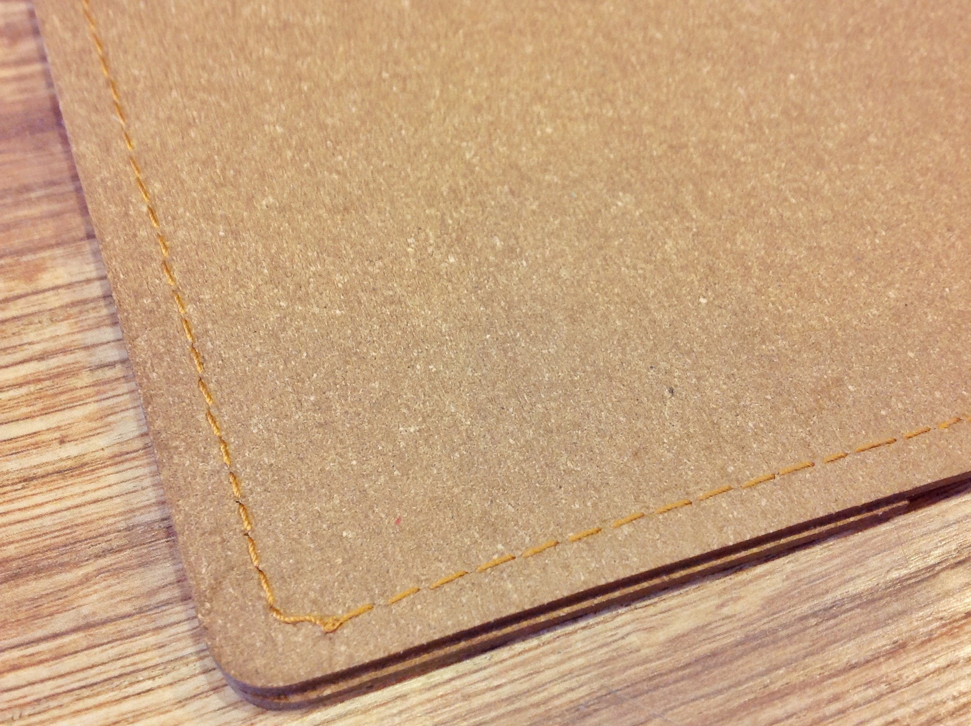 Schreibunterlage aus Recyclingleder, Rückseitenansicht, detail