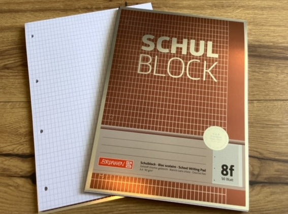 A4-Block langkariert (rautiert), 4fach gelocht, am Kopfende geleimt, braun-glänzendes Cover