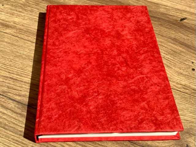 mit leuchtend roten handgeschöpftem Papier kaschiertes Skizzenbuch / Tagebuch / Notizbuch mit Blankoseiten