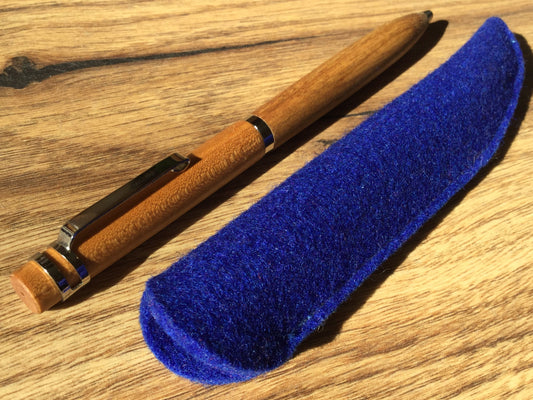 Leuchtend blaues Stift-Etui „Ena“ von Papoutsi ("Berliner Filz") für einen Kugelschreiber oder ähnliche Schreibgeräte.
Erhältlich bei Polly Paper, Umweltfreundliche Schreibwaren in Berlin-Mitte