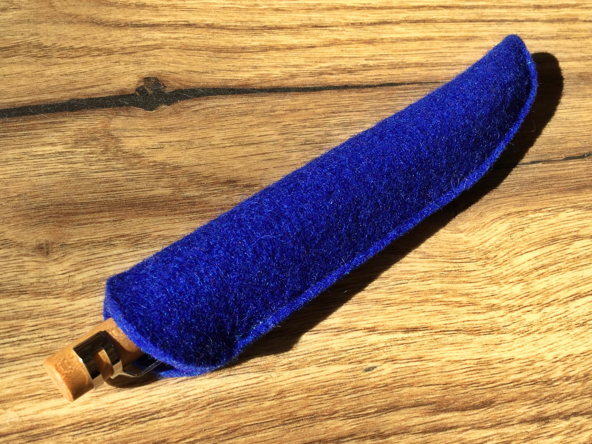 Leuchtend blaues Stift-Etui „Ena“ von Papoutsi ("Berliner Filz") für einen Kugelschreiber oder ähnliche Schreibgeräte.
Erhältlich bei Polly Paper, Umweltfreundliche Schreibwaren in Berlin-Mitte